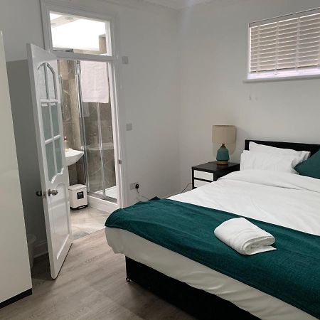 Beautiful All Room En-Suite 4 Bedrooms House , Free Parking, Wifi, Corporate, Contractors, Family Relocation, Contact Us For Long Term Rate Ilford Kültér fotó