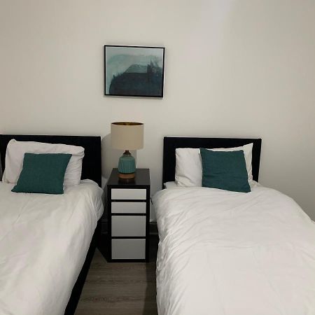 Beautiful All Room En-Suite 4 Bedrooms House , Free Parking, Wifi, Corporate, Contractors, Family Relocation, Contact Us For Long Term Rate Ilford Kültér fotó