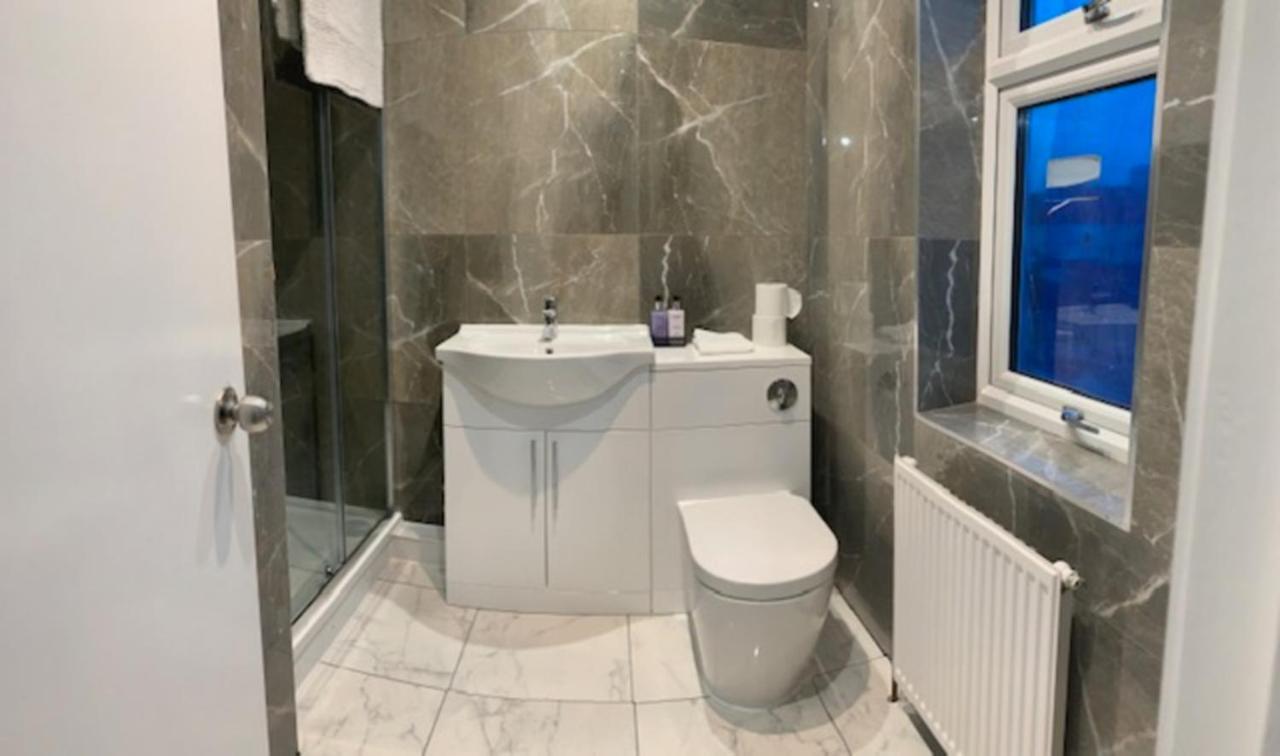 Beautiful All Room En-Suite 4 Bedrooms House , Free Parking, Wifi, Corporate, Contractors, Family Relocation, Contact Us For Long Term Rate Ilford Kültér fotó