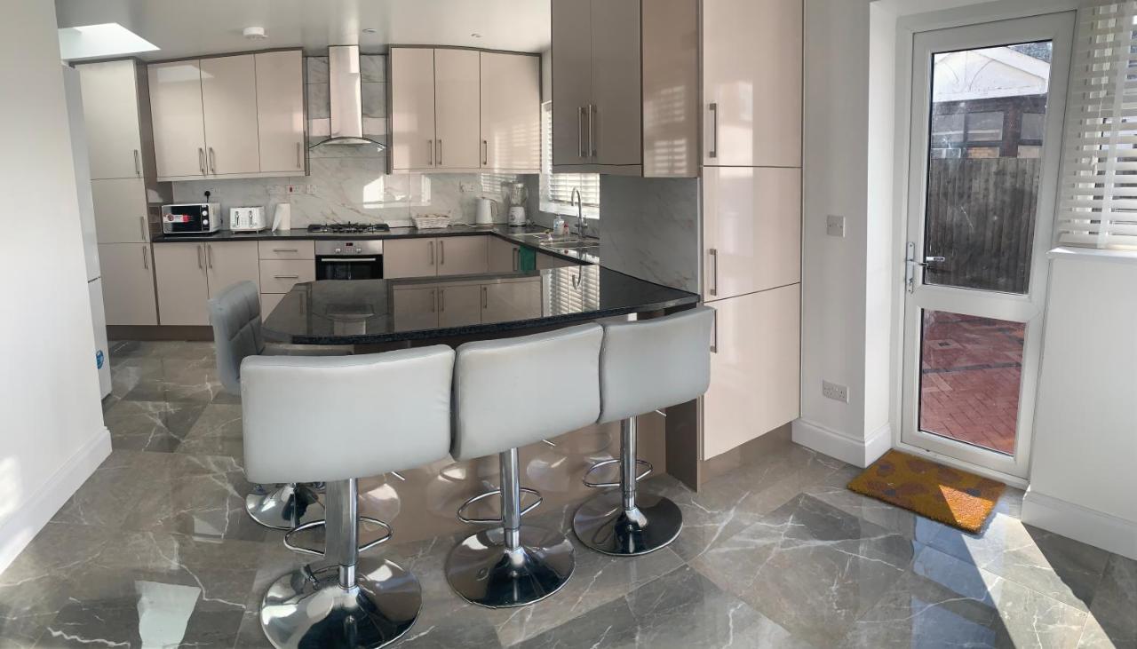 Beautiful All Room En-Suite 4 Bedrooms House , Free Parking, Wifi, Corporate, Contractors, Family Relocation, Contact Us For Long Term Rate Ilford Kültér fotó