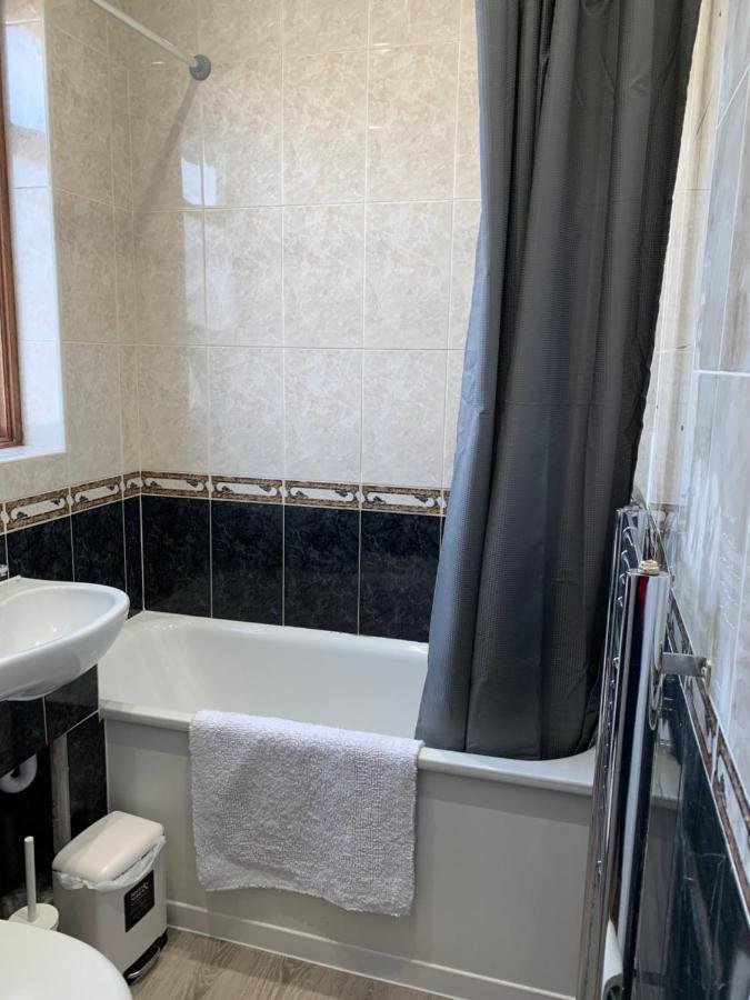 Beautiful All Room En-Suite 4 Bedrooms House , Free Parking, Wifi, Corporate, Contractors, Family Relocation, Contact Us For Long Term Rate Ilford Kültér fotó