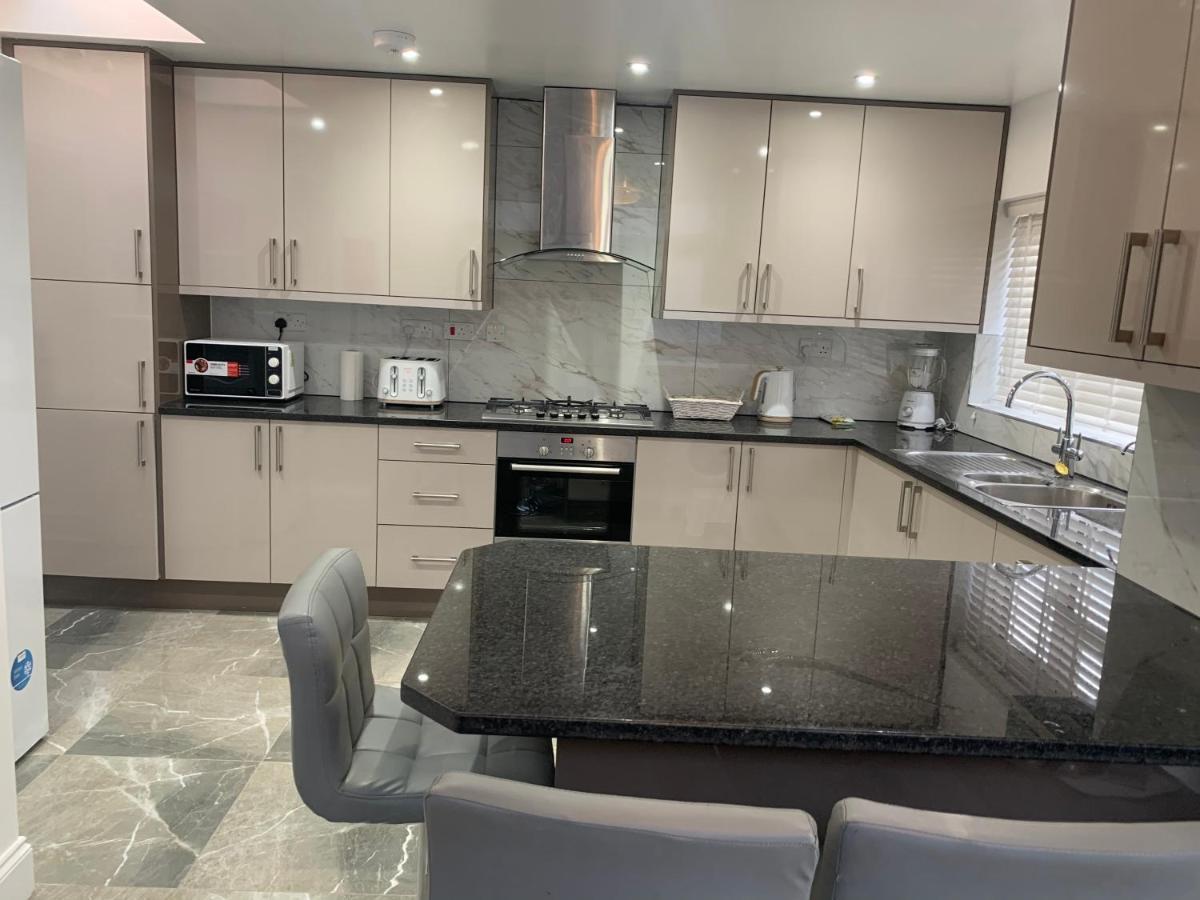 Beautiful All Room En-Suite 4 Bedrooms House , Free Parking, Wifi, Corporate, Contractors, Family Relocation, Contact Us For Long Term Rate Ilford Kültér fotó