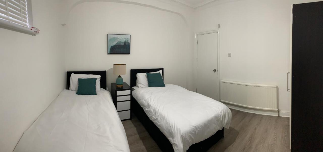 Beautiful All Room En-Suite 4 Bedrooms House , Free Parking, Wifi, Corporate, Contractors, Family Relocation, Contact Us For Long Term Rate Ilford Kültér fotó